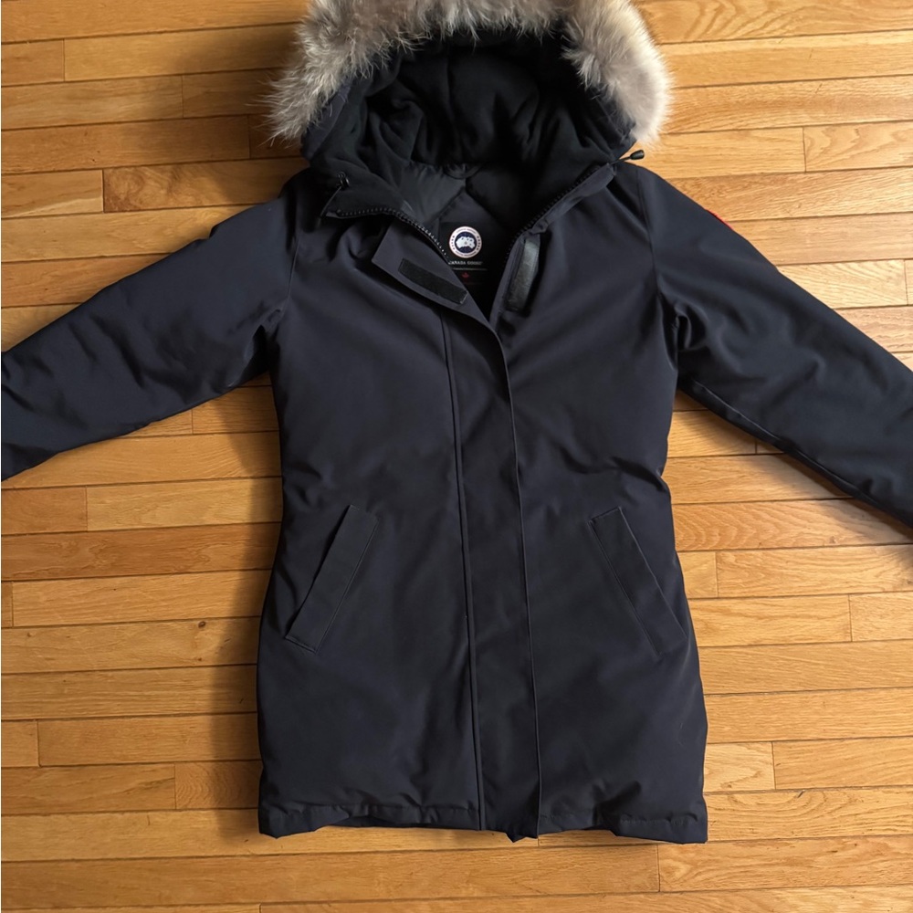 Like New Canada Goose Women’s Victoria Dark Navy Ski Parka with Detachable Fur - Picture 2 of 12